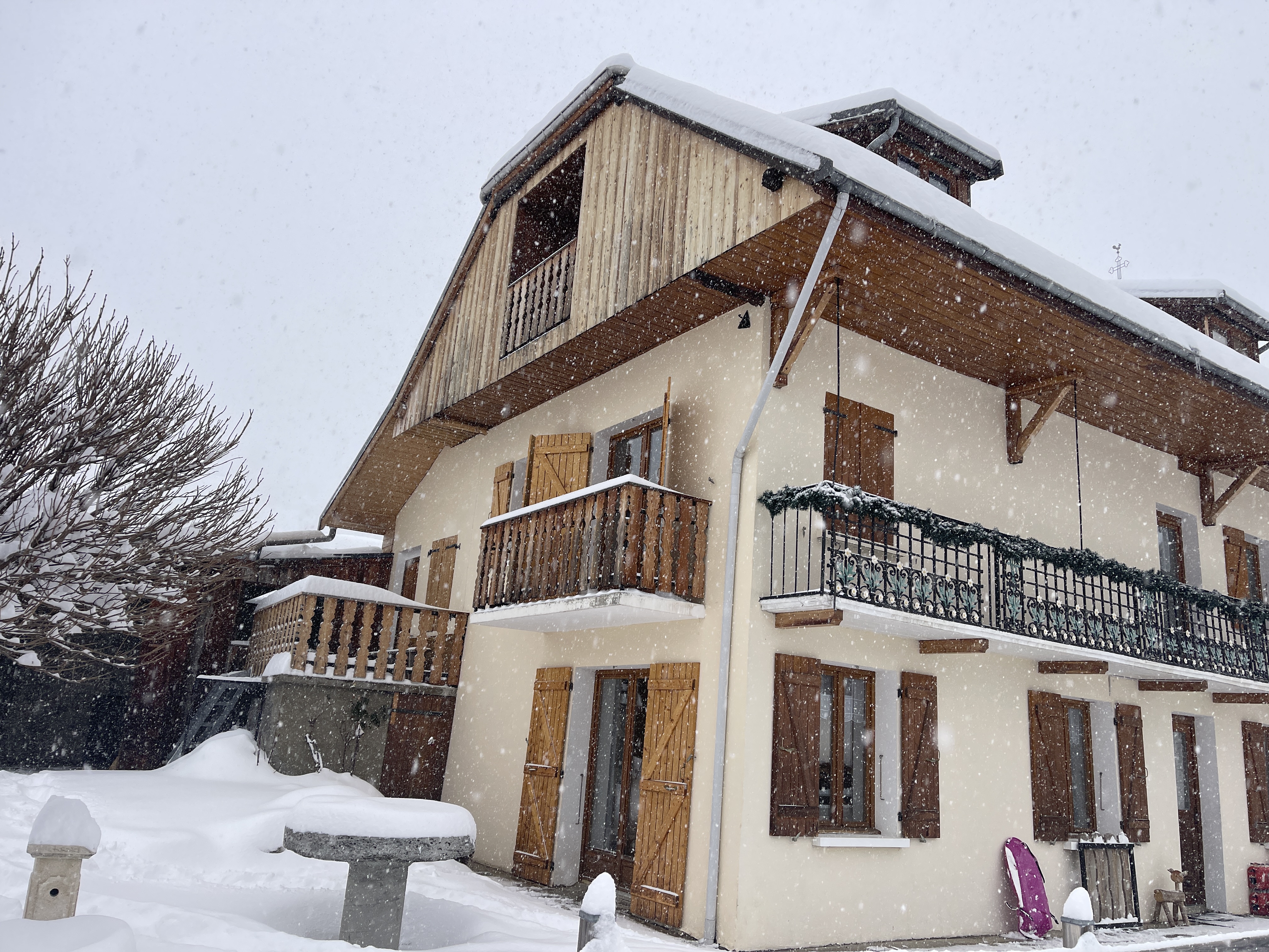 Devant du chalet en hiver journée