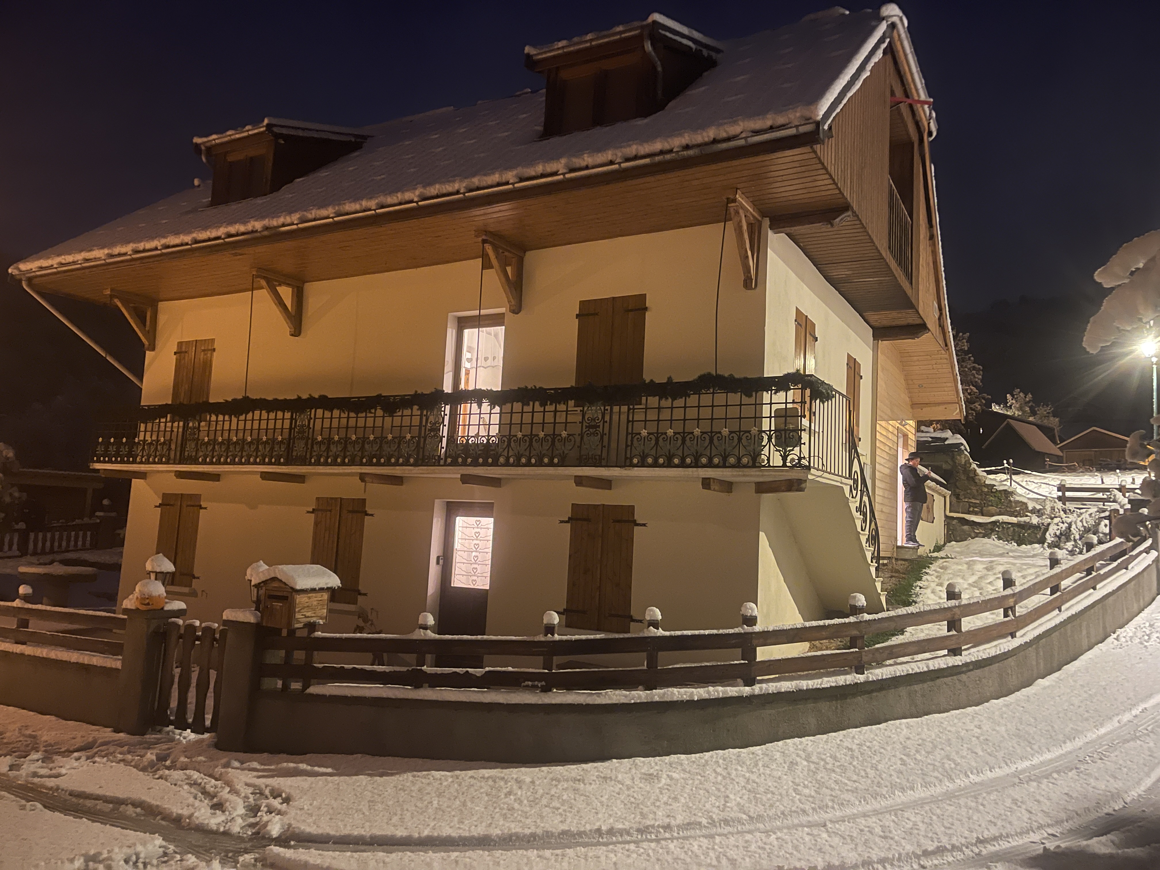 Devant du chalet en hiver nuit